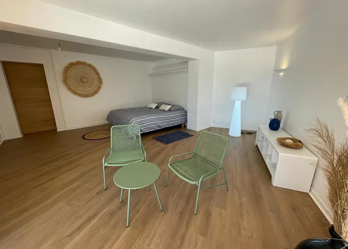 - De Standing Avec Piscine & Vue Villa